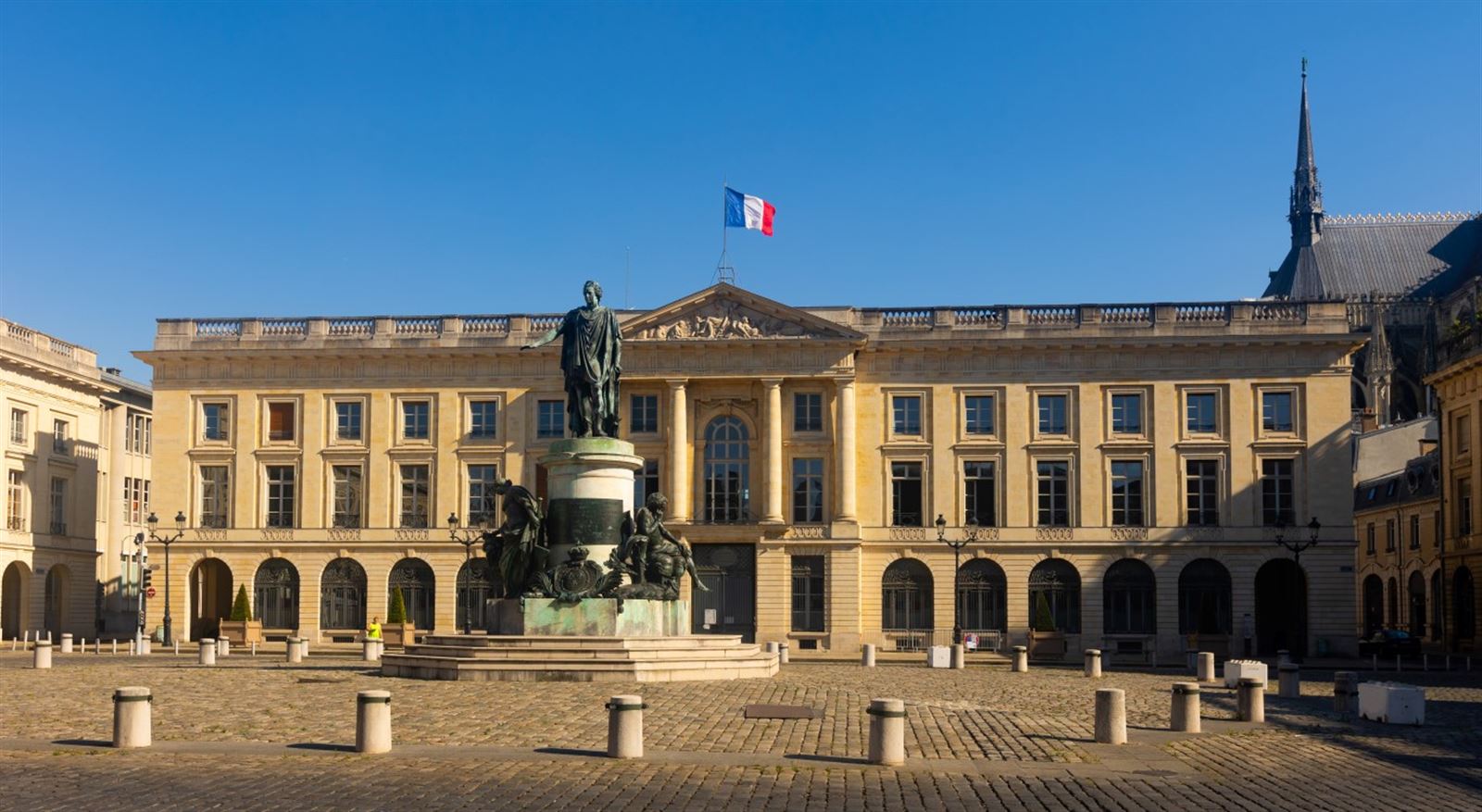 Place Royale mit Bronzestatue von König Ludwig XV. von Frankreich. Reims, Region Grand Est